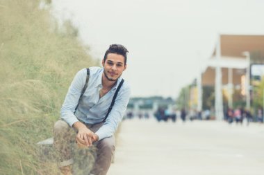 Yakışıklı delikanlı bir kentsel bağlamda poz