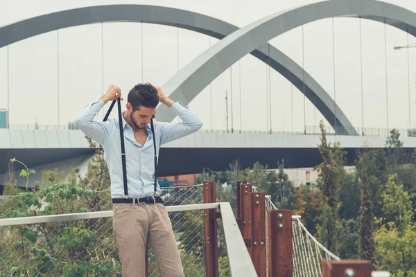 Junger schöner Mann posiert im urbanen Kontext — Stockfoto