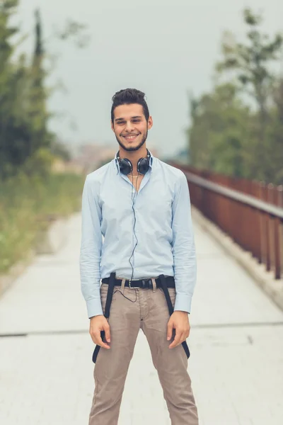 Joven hombre guapo posando en un contexto urbano — Foto de Stock