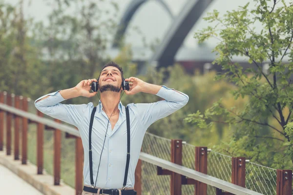 Yakışıklı delikanlı bir kentsel bağlamda müzik dinlemek — Stok fotoğraf