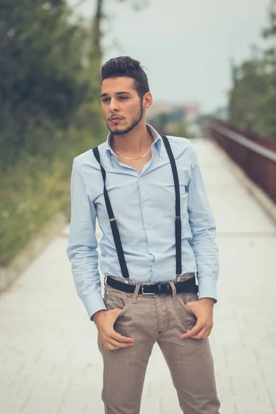 Joven hombre guapo posando en un contexto urbano —  Fotos de Stock