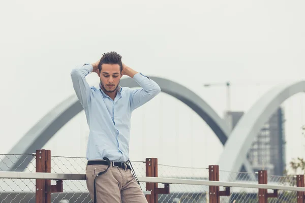 Jeune homme beau posant dans un contexte urbain — Photo