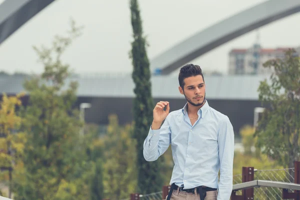 Jovem bonitão posando em um contexto urbano — Fotografia de Stock