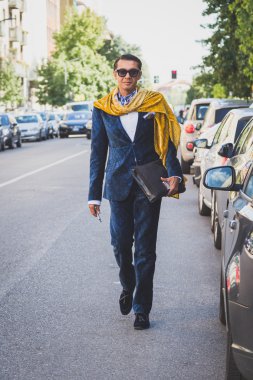 İnsanlar dış Etro defile Milan, İtalya'da bina toplamak