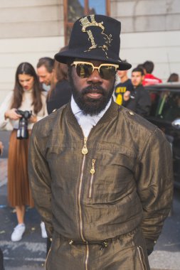 İnsanlar dış Etro defile Milan, İtalya'da bina toplamak