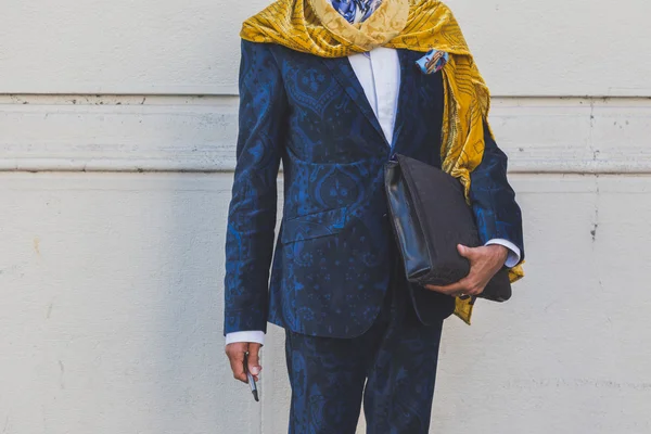 Detalle de un hombre fuera del edificio del desfile de moda Etro en Milán, It — Foto de Stock