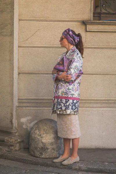 People gather outside Etro fashion show building in Milan, Italy — Stock Photo, Image