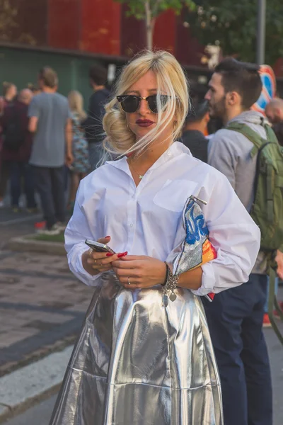 La gente se reúne fuera de Etro desfile de moda en Milán, Italia —  Fotos de Stock