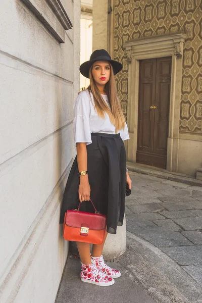 People gather outside Etro fashion show building in Milan, Italy — Stock Photo, Image