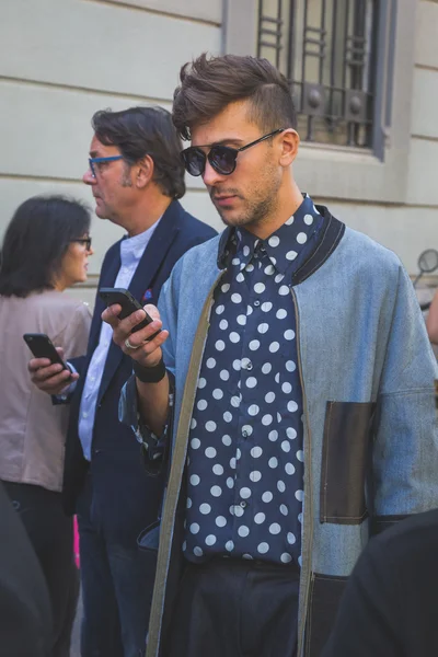 People gather outside Iceberg fashion show building in Milan, It — Stock Photo, Image