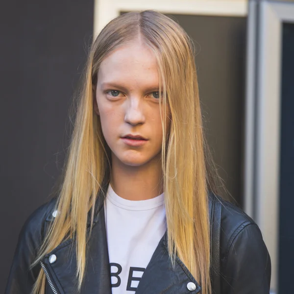 Modelo lindo posando fora Iceberg construção de desfile de moda em M — Fotografia de Stock