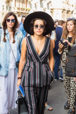 İnsanlar bir araya defile Milano'da, Bina dış Scervino ben