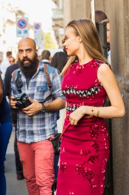 İnsanlar bir araya defile Milano'da, Bina dış Scervino ben