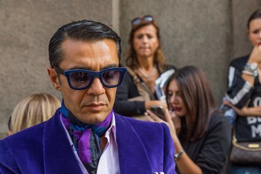 İnsanlar bir araya defile Milano'da, Bina dış Scervino ben