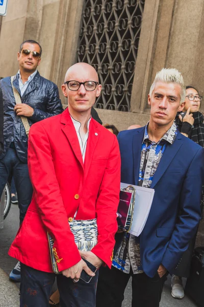 People gather outside Scervino fashion show building in Milan, I — Stock Photo, Image