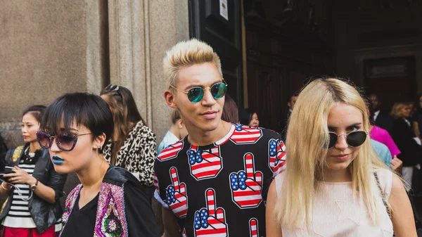 People gather outside Scervino fashion show building in Milan, I — Stock Photo, Image