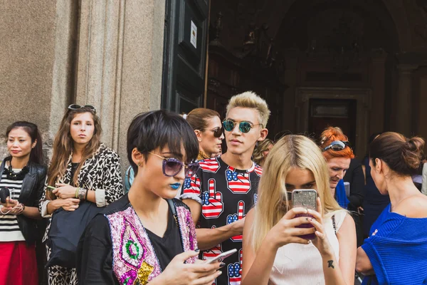 Människor samlas utanför Scervino modevisning byggnad i Milano, jag — Stockfoto