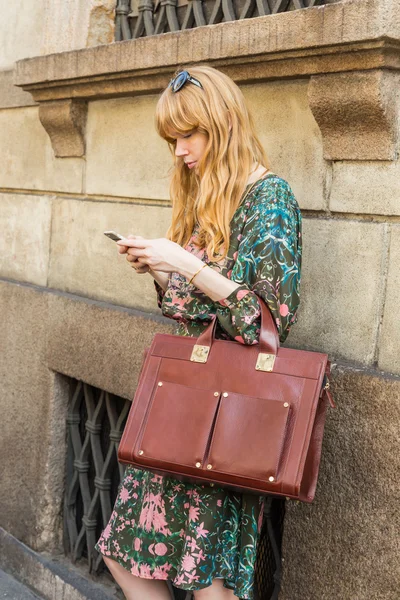 People gather outside Scervino fashion show building in Milan, I — Stock Photo, Image