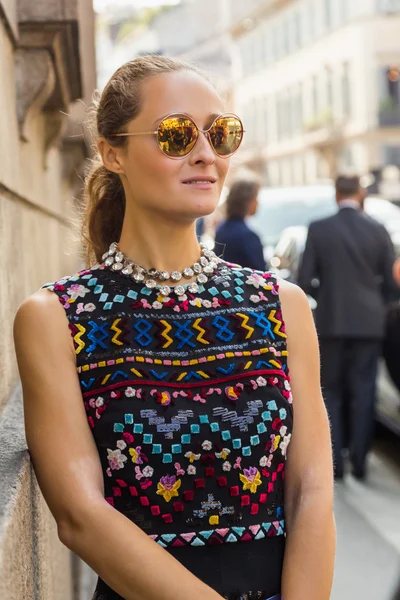 People gather outside Scervino fashion show building in Milan, I — Stock Photo, Image