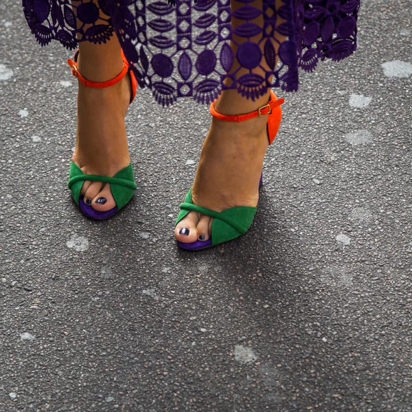 Detalle de zapatos fuera del edificio del desfile de moda Scervino en Milán , — Foto de Stock