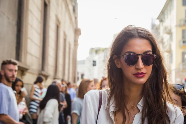 As pessoas se reúnem fora do edifício Scervino desfile de moda em Milão, I — Fotografia de Stock