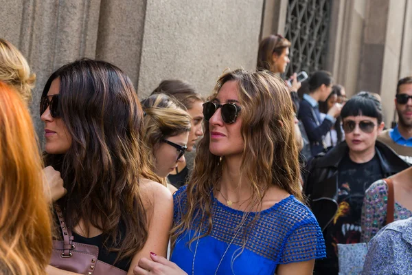 La gente si riunisce fuori dal palazzo della sfilata di Scervino a Milano, I — Foto Stock