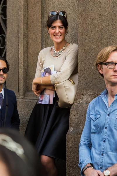 Människor samlas utanför Scervino modevisning byggnad i Milano, jag — Stockfoto