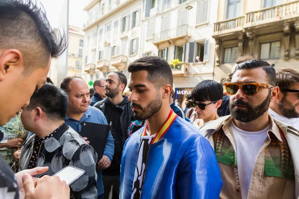 La gente se reúne fuera del edificio del desfile de moda Scervino en Milán, I — Foto de Stock