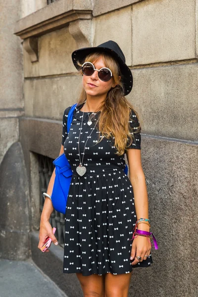 People gather outside Scervino fashion show building in Milan, I — Stock Photo, Image