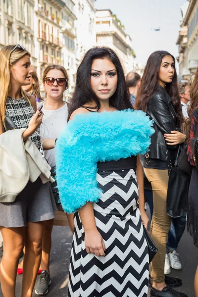 Menschen versammeln sich vor dem Gebäude der Modeschau Scervino in Mailand, — Stockfoto