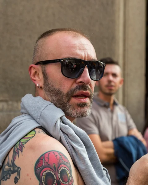 People gather outside Scervino fashion show building in Milan, I — Stock Photo, Image