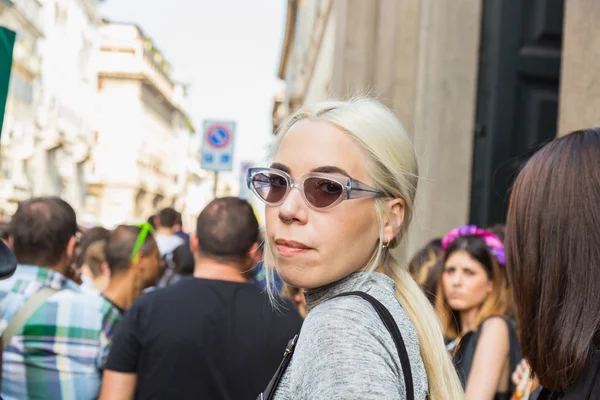 Les gens se rassemblent devant le bâtiment de défilé de mode Scervino à Milan, I — Photo