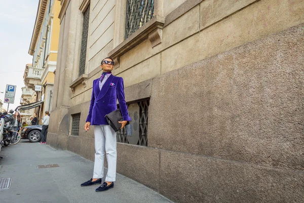 As pessoas se reúnem fora do edifício Scervino desfile de moda em Milão, I — Fotografia de Stock