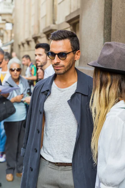 Menschen versammeln sich vor dem Gebäude der Modeschau Scervino in Mailand, — Stockfoto