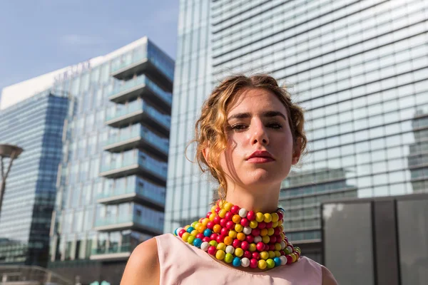 La gente se reúne frente al edificio del desfile de moda Colangelo en Milán , — Foto de Stock