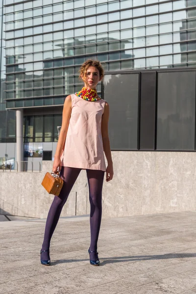 People gather outside Colangelo fashion show building in Milan, — Stockfoto