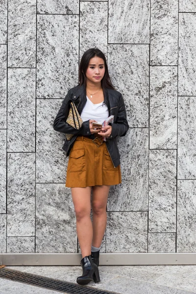 People gather outside Colangelo fashion show building in Milan, — Zdjęcie stockowe