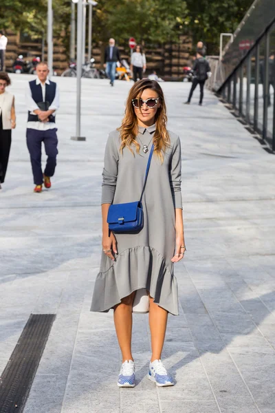 People gather outside Colangelo fashion show building in Milan, — Stok fotoğraf