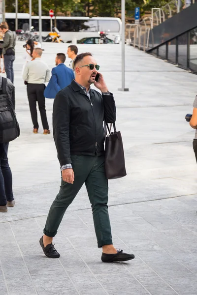 La gente se reúne frente al edificio del desfile de moda Colangelo en Milán , — Foto de Stock