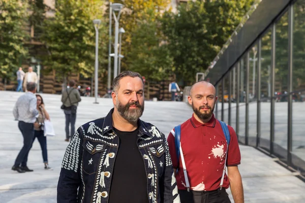 As pessoas se reúnem fora do edifício do desfile de moda Colangelo em Milão , — Fotografia de Stock