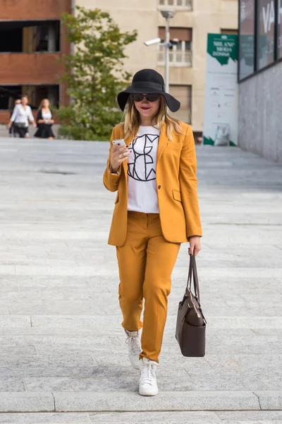 People gather outside Colangelo fashion show building in Milan, — Stockfoto