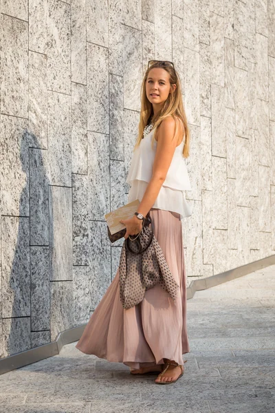 People gather outside Colangelo fashion show building in Milan, — Stok fotoğraf