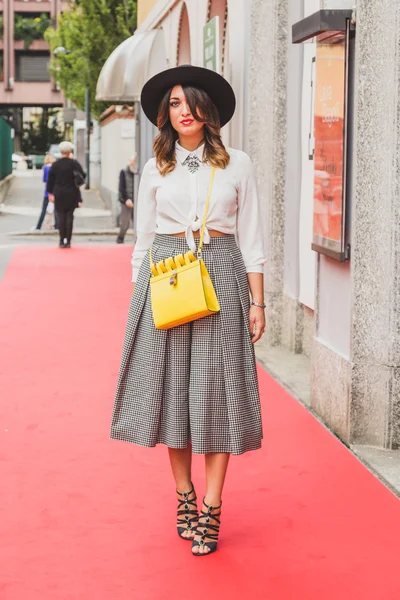 La gente si riunisce fuori Laura Biagiotti edificio sfilata di moda a M — Foto Stock