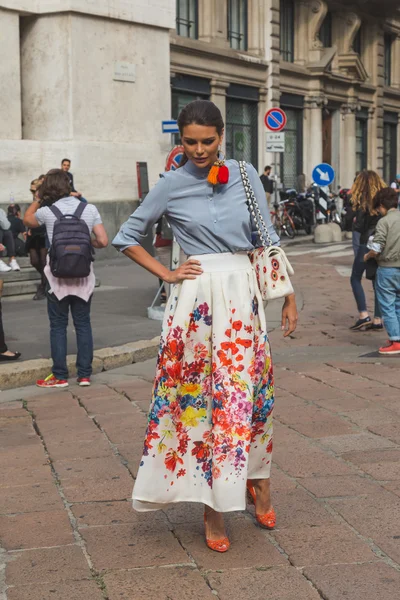 People gather outside Ferragamo fashion show building in Milan, — 图库照片