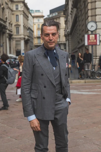 People gather outside Ferragamo fashion show building in Milan, — Stock fotografie