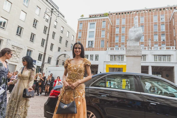 Les gens se rassemblent devant le défilé de mode Ferragamo à Milan , — Photo