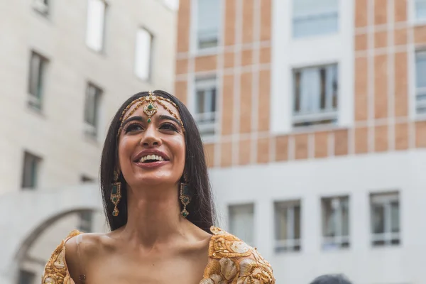 People gather outside Ferragamo fashion show building in Milan, — Zdjęcie stockowe