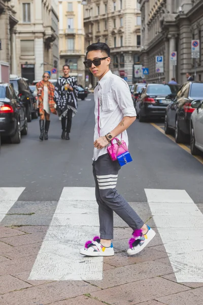 People gather outside Ferragamo fashion show building in Milan, — 图库照片