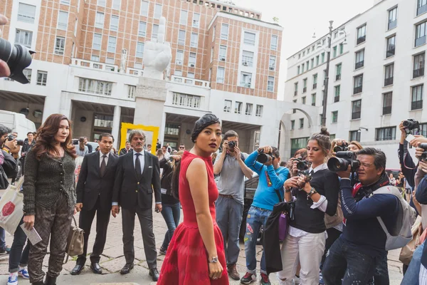 Люди собираются возле здания модного показа Ferragamo в Милане , — стоковое фото