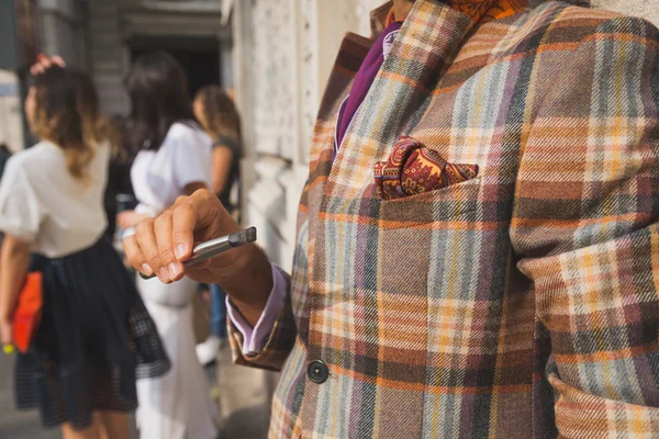 Detail of a man outside Ferragamo fashion show building in Milan — Stock Photo, Image